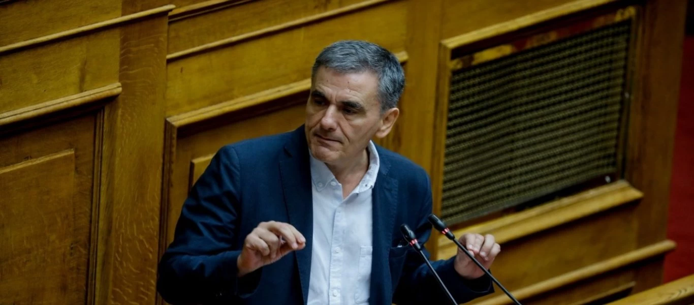 Τσακαλώτος για Σταϊκούρα: «Κινδυνεύει να μείνει στην ιστορία ως ο υπουργός με συνολική μείωση του ΑΕΠ 40%»